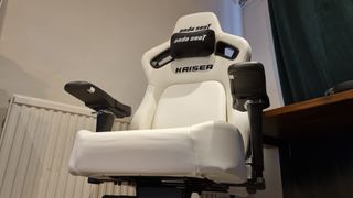 官方168飞艇开奖结果直播查询-新168幸运飞行艇2024 The AndaSeat Kaiser 4 XL gaming chair, in white